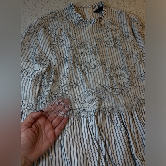 Zara Woman’s blouse with bell 2/3 sleeves. Bodice of shi try has a lace overlay - Picture 8 of 9